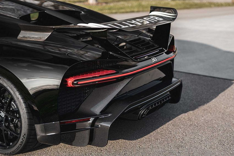 Với "trái tim" W16 8.0L tăng áp tứ, Bugatti Chiron Pur Sport có thể dễ dàng tăng tốc từ 0 - 100 km/h trong 2,3 giây trước khi cán mốc 300 km/h trong 12 giây.