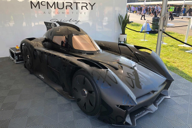 McMurtry Speirling chạy điện là mẫu xe chuyên chạy đường đua, 1 chỗ ngồi với trọng lượng chỉ khoảng 900 kg. Như bạn có thể kỳ vọng, chiếc xe kỳ lạ này có tốc độ rất nhanh, khả năng gia tốc từ 0-300 km/h trong vòng dưới 9 giây. Nhưng điểm thú vị nhất ở cỗ máy này là lực ép xuống.