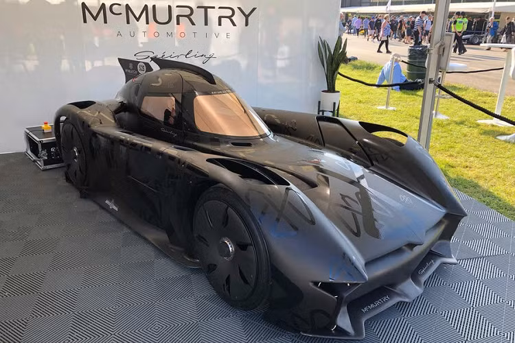 McMurtry Speirling chạy điện là mẫu xe chuyên chạy đường đua, 1 chỗ ngồi với trọng lượng chỉ khoảng 900 kg. Như bạn có thể kỳ vọng, chiếc xe kỳ lạ này có tốc độ rất nhanh, khả năng gia tốc từ 0-300 km/h trong vòng dưới 9 giây. Nhưng điểm thú vị nhất ở cỗ máy này là lực ép xuống.