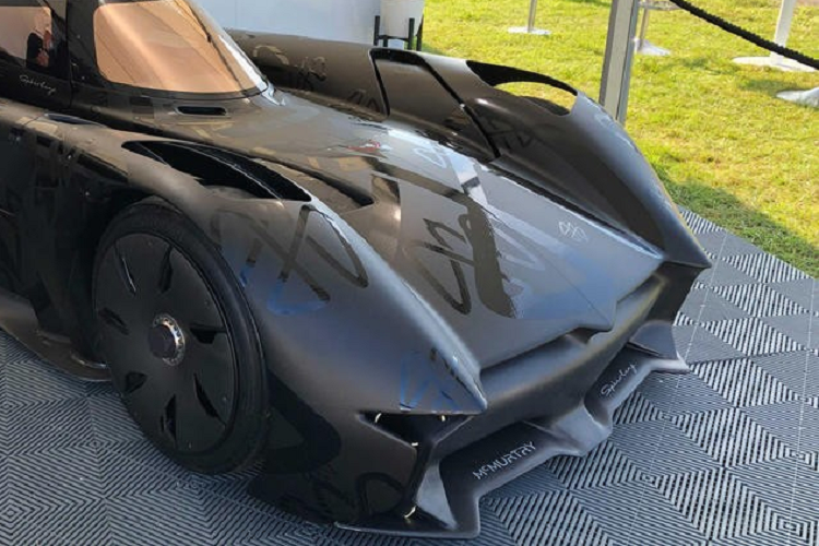 Speirling không tạo ra lực ép xuống cần thiết bằng những cánh gió và bộ chẻ gió khổng lồ. Nó sử dụng một chiếc quạt điện cực lớn để hút dính chiếc xe xuống mặt đường. Nhờ vậy, nó sản sinh khoảng 500 kg lực ép xuống khi đứng yên. Với ít trang bị làm tăng lực cản gió, phạm vi di chuyển của chiếc xe cũng được hưởng lợi. McMurtry dự tính rằng Speirling có thể chạy tốc độ đường đua trong khoảng 30-60 phút.