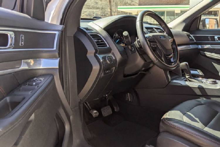 Cung cấp sức mạnh cho phiên bản Explorer độc đáo này vẫn là động cơ EcoBoost V6 3,5 lít của Ford, sản sinh công suất 365 mã lực và mô-men xoắn 474 Nm. Hộp số tự động 6 cấp và hệ dẫn động 4 bánh không có gì thay đổi.