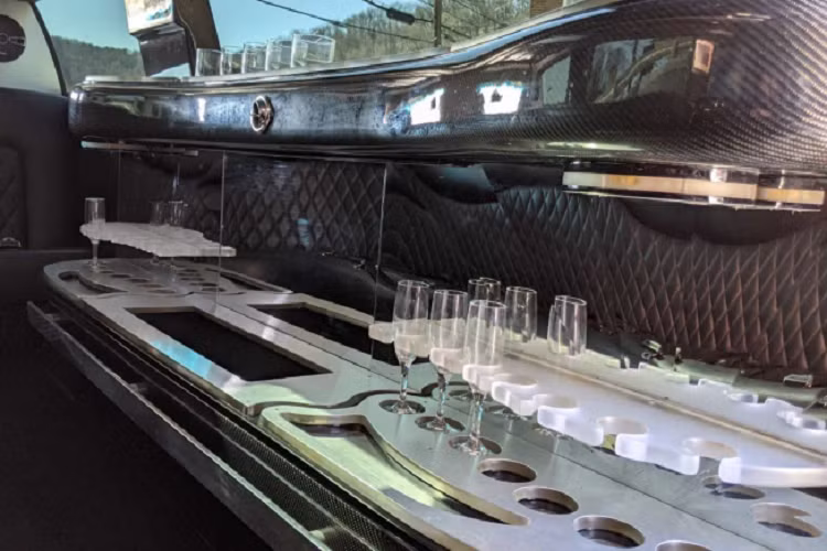 Toàn bộ nâng cấp về mặt không gian dường như được tập trung toàn bộ cho hàng ghế thứ 2. Chiếc Explorer trang bị băng ghế dài với dây đai an toàn, đối diện một quầy bar nhỏ nhưng có thiết kế chỉn chu.