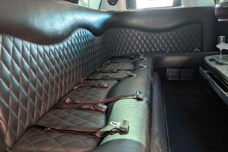 Chiếc Ford Explorer phiên bản limo khoác lên mình màu sơn ngoại thất White Platinum Metallic 3 lớp của Ford, kết hợp nội thất bọc da Ebony Black.