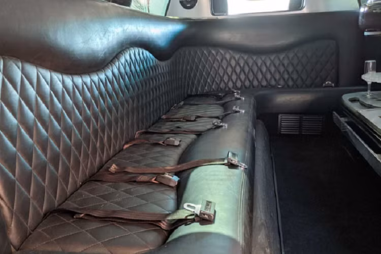 Chiếc Ford Explorer phiên bản limo khoác lên mình màu sơn ngoại thất White Platinum Metallic 3 lớp của Ford, kết hợp nội thất bọc da Ebony Black.