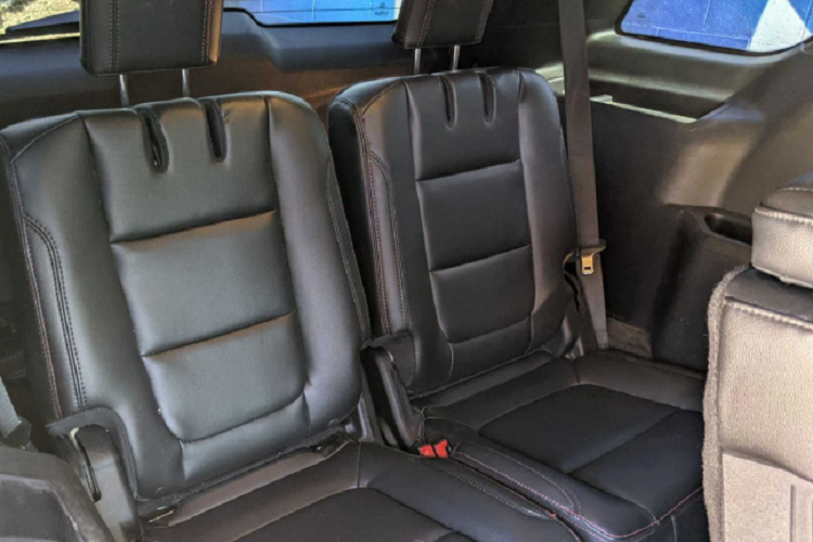 Hàng ghế thứ 3 không được hưởng lợi từ việc tăng thêm chiều dài giữa cầu trước và sau xe. Không gian hàng ghế cuối giữ nguyên không thay đổi so với bản thông thường, nếu không muốn nói có phần ngột ngạt hơn. Tính sơ, tổng số chỗ ngồi trên xe khoảng 12 người.
