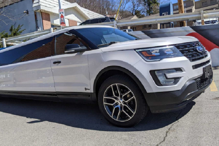 Chiếc Ford Explorer limousine siêu sang cũng trang bị thêm TV ở phía sau cùng với cửa sổ trời phía sau để thêm phần thú vị.