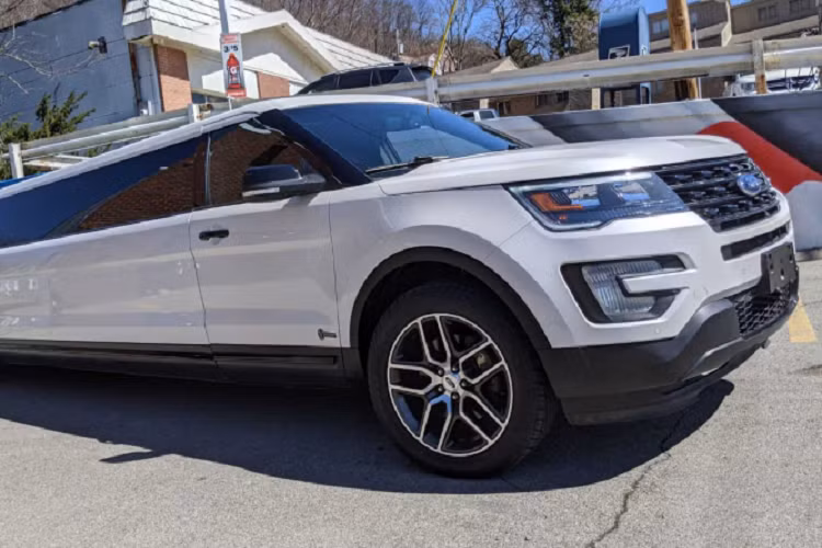 Chiếc Ford Explorer limousine siêu sang cũng trang bị thêm TV ở phía sau cùng với cửa sổ trời phía sau để thêm phần thú vị.