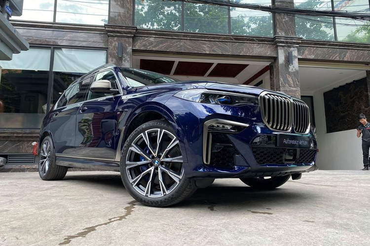 Ở phía bên ngoài, điểm phân biệt BMW X7 M50i đầu tiên tại Việt Nam so với các phiên bản X7 thông thường nằm ở các chi tiết ốp trang trí màu nhôm khói mờ, thay thế cho kiểu mạ crome thường thấy.