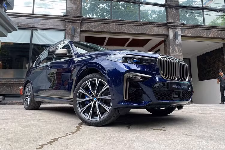 Ở phía bên ngoài, điểm phân biệt BMW X7 M50i đầu tiên tại Việt Nam so với các phiên bản X7 thông thường nằm ở các chi tiết ốp trang trí màu nhôm khói mờ, thay thế cho kiểu mạ crome thường thấy.