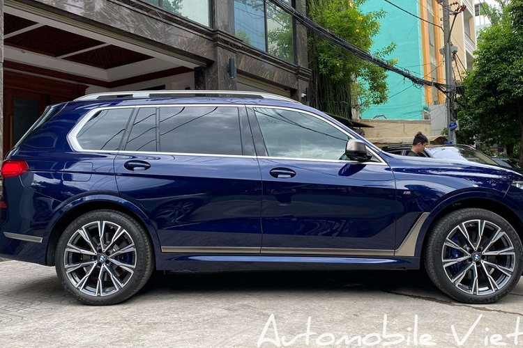 Điểm khác biệt lớn nhất của BMW X7 phiên bản M50i so với các phiên bản thông thường nằm ở trang bị động cơ.