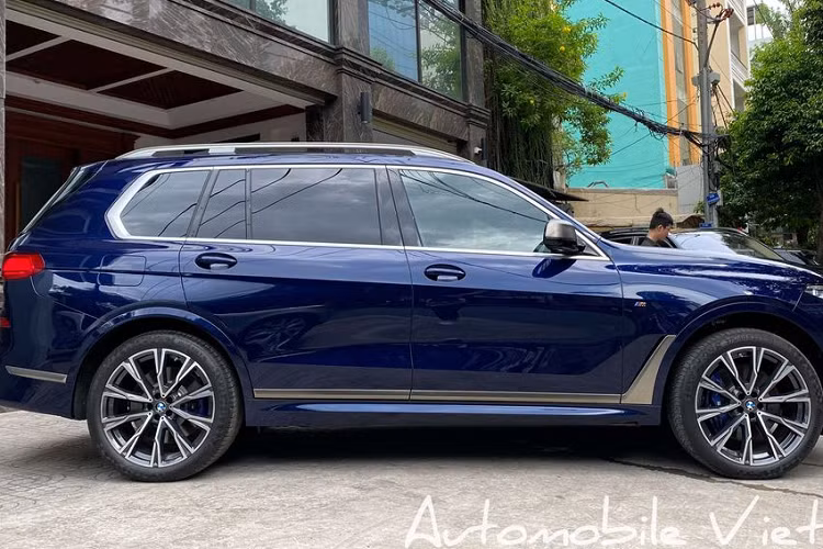 Điểm khác biệt lớn nhất của BMW X7 phiên bản M50i so với các phiên bản thông thường nằm ở trang bị động cơ.