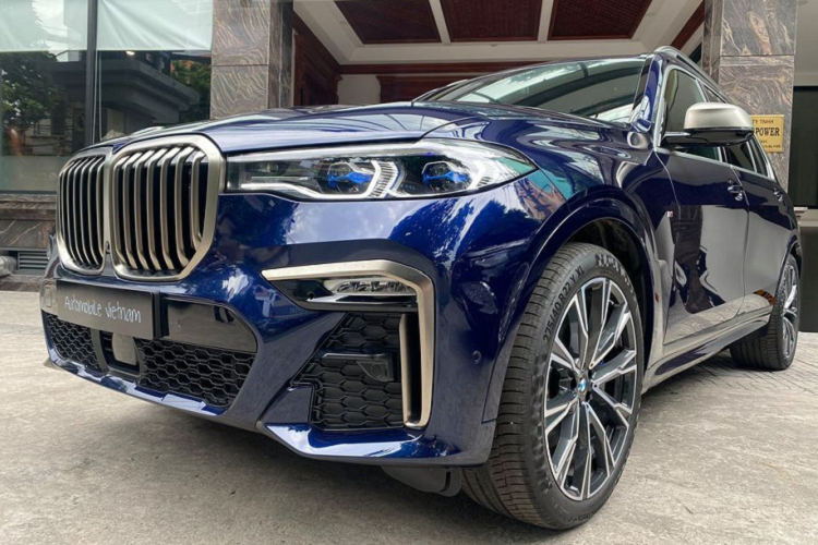 Chiếc BMW X7 M50i tại Việt Nam được trang bị tuỳ chọn nước sơn ngoại thất màu xanh dương có tên Tanzanite Blue. Đây là phiên bản cao nhất của dòng xe X7 tính tới thời điểm hiện tại và có giá tại thị trường Mỹ dao động trong khoảng trên 99.600 USD (khoảng 2,3 tỷ đồng).
