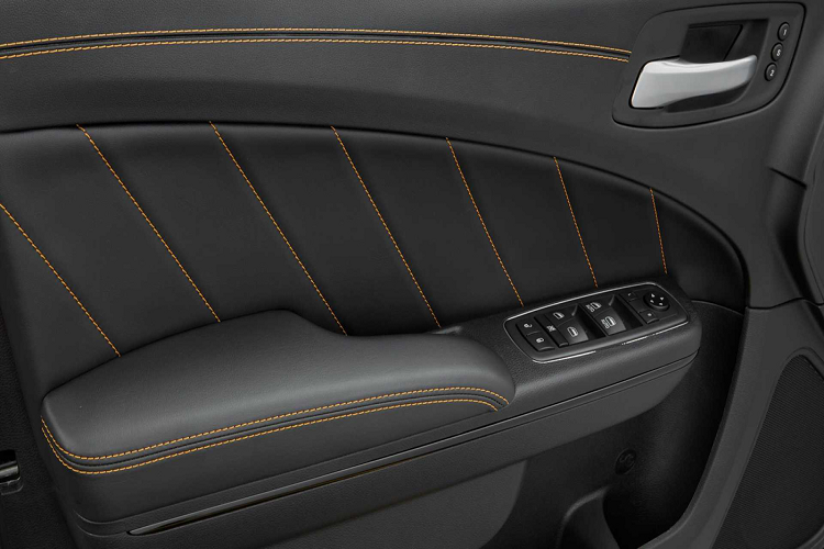 Gói trang trí ngoại thất HEMI Orange cho Dodge Charge 2021 được thiết kế đơn giản với đường sọc chạy dọc nóc xe màu đen mờ cùng đường màu cam tạo điểm nhấn chính là một lời tri ân tới động cơ HEMI mang tính biểu tượng đã đem tới sức mạnh cho những chiếc Dodge trong nhiều thập kỷ.