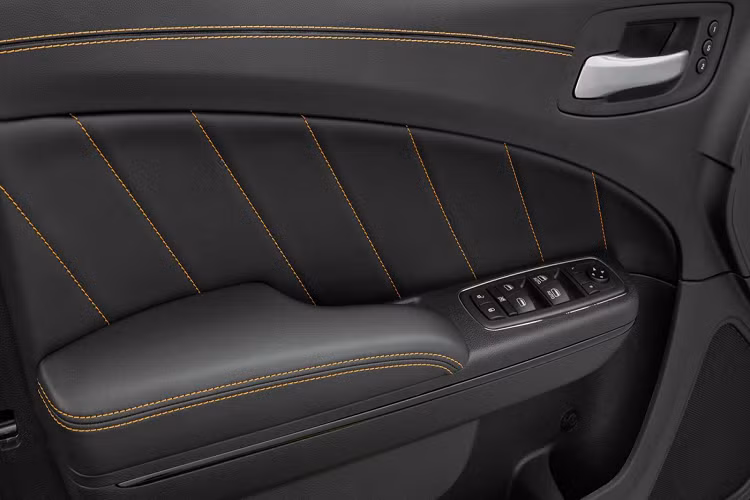 Gói trang trí ngoại thất HEMI Orange cho Dodge Charge 2021 được thiết kế đơn giản với đường sọc chạy dọc nóc xe màu đen mờ cùng đường màu cam tạo điểm nhấn chính là một lời tri ân tới động cơ HEMI mang tính biểu tượng đã đem tới sức mạnh cho những chiếc Dodge trong nhiều thập kỷ.