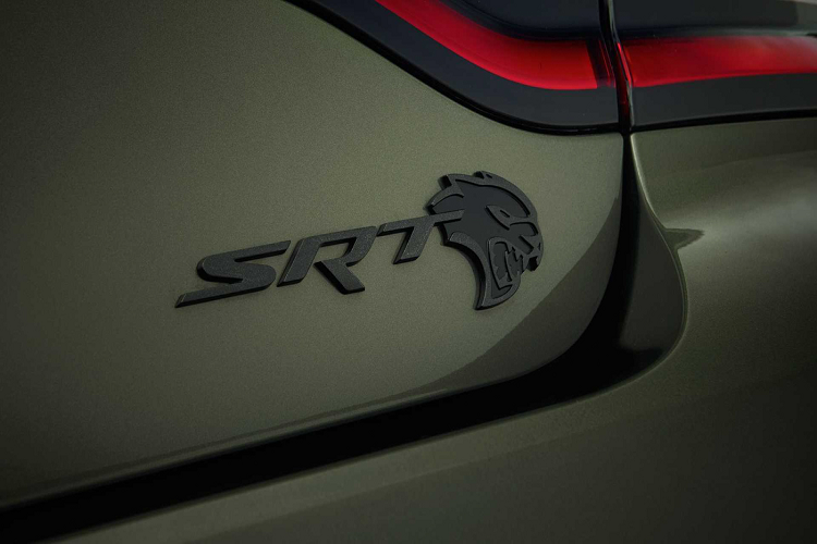 Phiên bản SRT Hellcat được trang bị loạt chi tiết màu đen hầm hố như lưới tản nhiệt, cánh lướt gió phía sau cũng như phần líp ốp hông. Các logo trên xe cũng được sơn màu đen hầm hố với điểm nhấn màu Midnight Grey Metallic. 