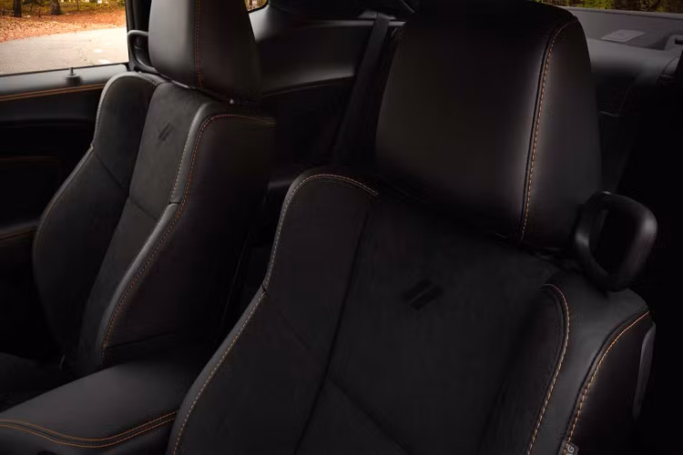 Về nội thất, Dodge trang bị cho xe đường chỉ thêu màu cam trên bảng đồng hồ, các phần bung cửa và bệ tỳ tay, phần trên của bảng táp lô, cần số và vô lăng của xe được bọc da cao cấp. Ghế của xe cũng được thêu với các đường chỉ khâu màu cam thể thao với logo Dodge Rhombus đơn sắc trên lưng ghế. Đối với phiên bản Scat Pack Widebody, huy hiệu “392” trên bảng điều khiển sẽ được sơn màu cam.