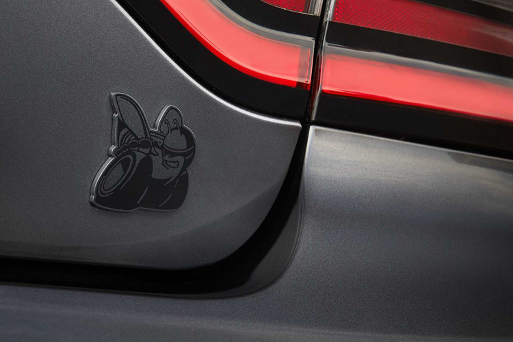 Những gói trang trí này là một “luồng gió mới” giúp tăng vẻ hầm hố cũng như tạo sự khác biệt cho những chiếc Charger và Challenger so với những mẫu xe cơ bắp Dodge thông thường. Khách hàng có thể lựa chọn các gói nâng cấp cho chiếc xe yêu thích của mình với một mức giá bổ sung không quá cao.