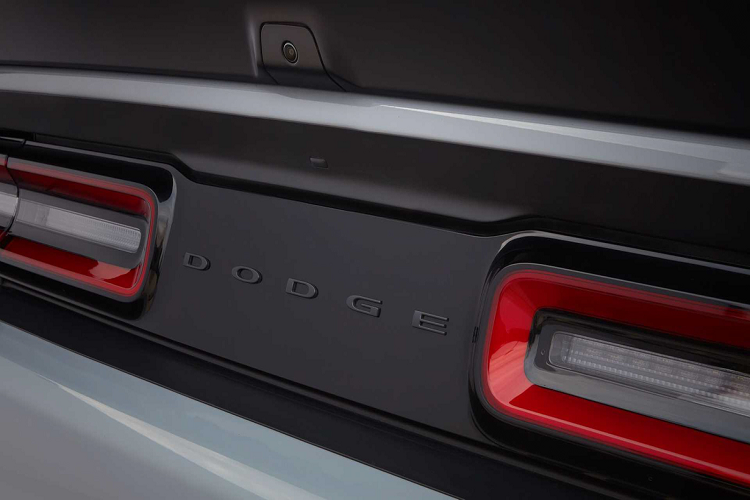 Khách hàng có thể bắt đầu lựa chọn gói nâng cấp ngoại hình SRT Black này thông qua các đại lý chính hãng kể từ quý 4/2021. Theo công bố của Dodge, giá khởi điểm cho gói nâng cấp ngoại hình này được công bố ở mức 695 USD.