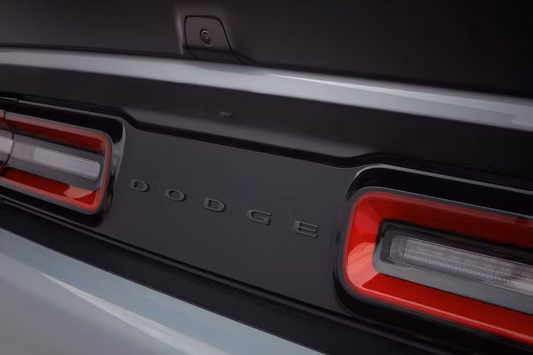 Khách hàng có thể bắt đầu lựa chọn gói nâng cấp ngoại hình SRT Black này thông qua các đại lý chính hãng kể từ quý 4/2021. Theo công bố của Dodge, giá khởi điểm cho gói nâng cấp ngoại hình này được công bố ở mức 695 USD.