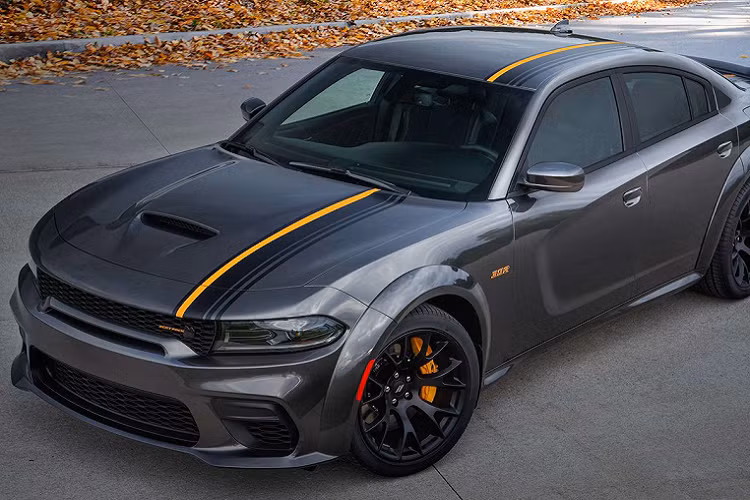 Đường kẻ dọc mui xe ở ngoại thất được thiết kế với ba đường sọc mỏng màu đen, một đường sọc đen nhám dày cùng một đường sọc mỏng màu vàng cam. Một số chi tiết như logo biểu thị phiên bản trên xe cũng được sơn màu vàng cam tạo điểm nhấn. Một số chi tiết như lưới tản nhiệt trên xe được sơn màu xám Midnight Grey Metallic trên cả hai mẫu xe.