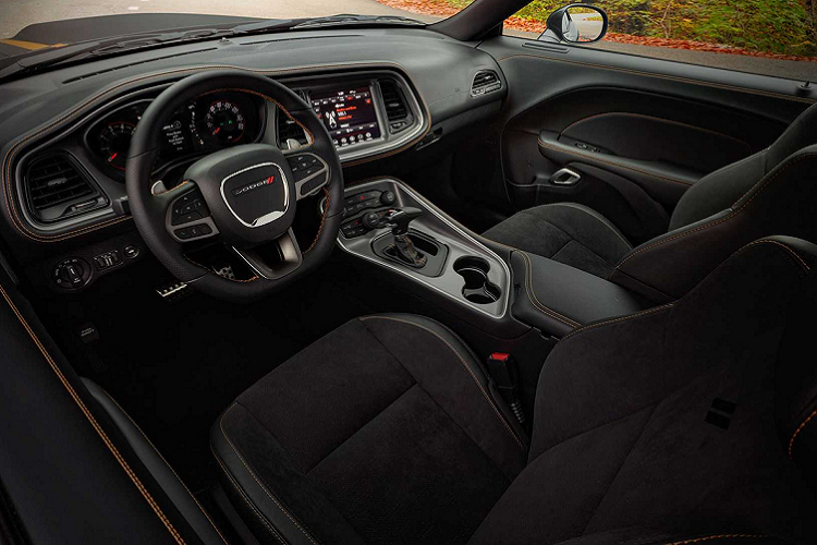 Trên Scat Pack Widebody, bộ cùm phanh Brembo sáu piston được sơn màu vàng cam nổi bật trên bộ mâm Wrap Speed 21 inch màu đen Carbon. Đối với phiên bản GT RWD, xe sẽ được trang bị bộ cùm phanh bốn piston Brembo với bộ mâm có kích thước 20 inch màu đen bóng Medium Gloss Black.