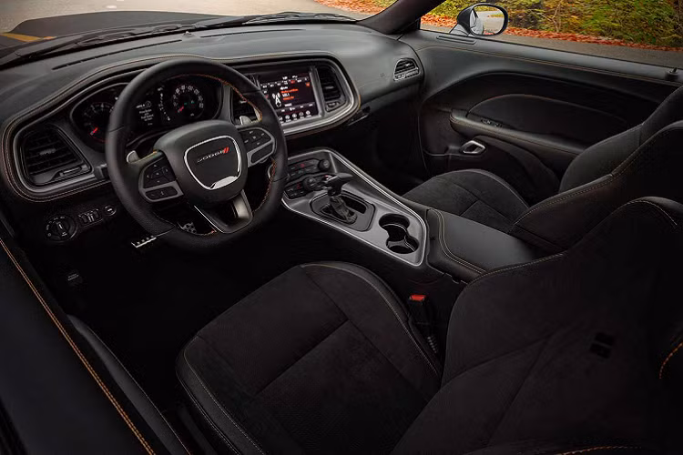 Trên Scat Pack Widebody, bộ cùm phanh Brembo sáu piston được sơn màu vàng cam nổi bật trên bộ mâm Wrap Speed 21 inch màu đen Carbon. Đối với phiên bản GT RWD, xe sẽ được trang bị bộ cùm phanh bốn piston Brembo với bộ mâm có kích thước 20 inch màu đen bóng Medium Gloss Black.