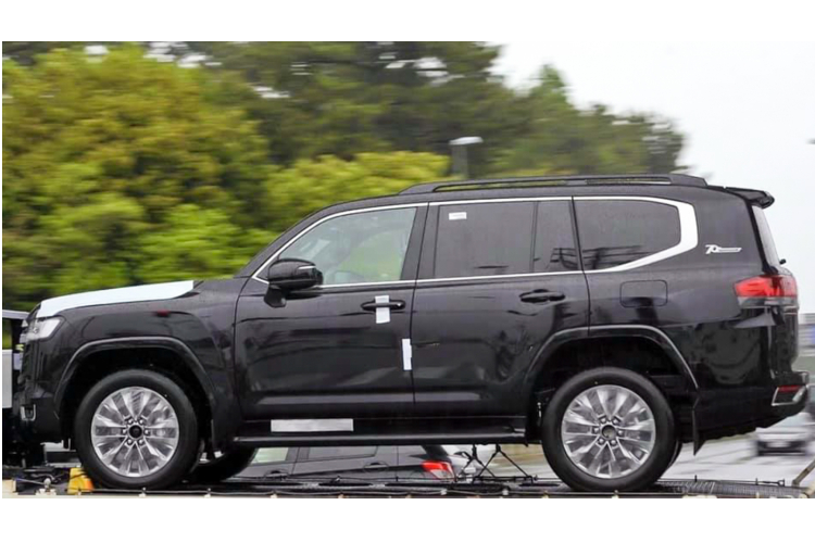 Bên cạnh thiết kế mới sang trọng và sắc sảo hơn trước. Đi kèm với nhiều phiên bản cho khách hàng lựa chọn, từ bản tiêu chuẩn đến các bản cao cấp như GX-R và có cả phiên bản kỷ niệm 70 năm mang tên “70th Anniversary” đáng để các dân chơi Land Cruiser săn lùng sưu tầm!