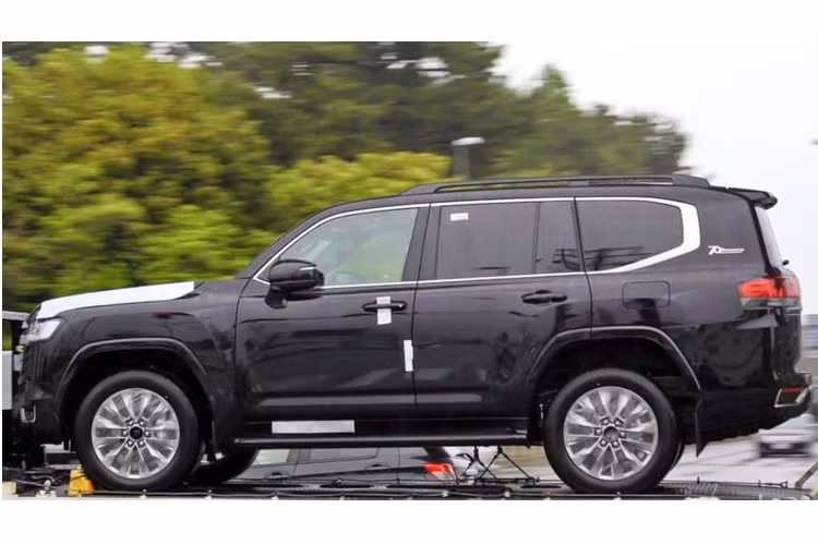 Bên cạnh thiết kế mới sang trọng và sắc sảo hơn trước. Đi kèm với nhiều phiên bản cho khách hàng lựa chọn, từ bản tiêu chuẩn đến các bản cao cấp như GX-R và có cả phiên bản kỷ niệm 70 năm mang tên “70th Anniversary” đáng để các dân chơi Land Cruiser săn lùng sưu tầm!