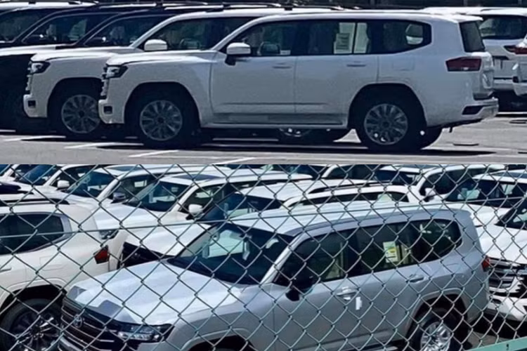 Chia tay động cơ V8, Toyota Land Cruiser thế hệ mới sẽ sử dụng động cơ V6 3.5L tăng áp kép mới (twin-turbo) kết hợp với hộp số tự động 10 cấp (10AT) hứa hẹn sẽ cho khả năng vận hành mượt mà hơn trước. Ngoài ra, dòng Land Cruiser thế hệ mới sẽ được nâng cấp thậm chí đổi mới chiếc “xương sống” chính là nền tảng khung gầm rời (body-on-frame) hứa hẹn sẽ mang nhiều ưu điểm như bền bỉ, nhẹ và chịu được lực vặn xoắn tốt hơn trước.