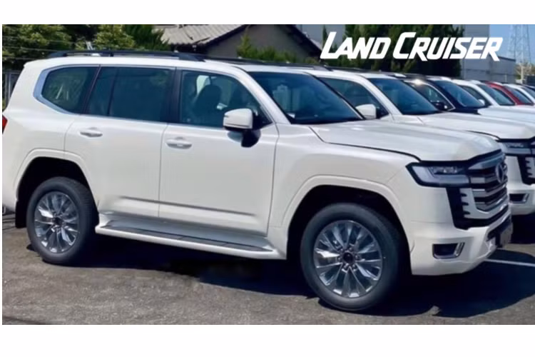 Toyota Việt Nam (TMV) sẽ sớm đưa về Land Cruiser 2021, thời gian sớm nhất dự kiến trong tháng 8 năm nay nhằm đáp ứng kịp thời cho nhu cầu của khách hàng Việt. Trong bối cảnh hiện tại Land Cruiser LC200 máy xăng V8 4.6L nhập Nhật đã “đứng” hàng.