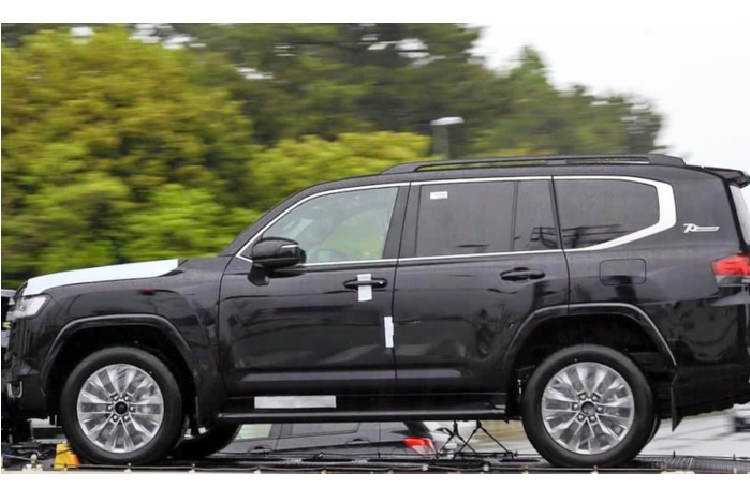 Theo trang YouTube Toyota Middle East, Toyota Land Cruiser thế hệ mới (300 Series) sẽ được ra mắt vào ngày 9/6 sắp tới. Khả năng cao, Land Cruiser thế hệ mới (300 Series) sẽ được Toyota ra mắt đầu tiên tại thị trường Trung Đông – vốn là “thánh địa” là nơi cực kỳ ưa chuộng dòng SUV full-size cỡ lớn này.