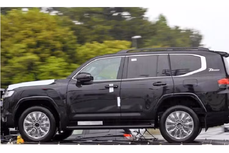 Theo trang YouTube Toyota Middle East, Toyota Land Cruiser thế hệ mới (300 Series) sẽ được ra mắt vào ngày 9/6 sắp tới. Khả năng cao, Land Cruiser thế hệ mới (300 Series) sẽ được Toyota ra mắt đầu tiên tại thị trường Trung Đông – vốn là “thánh địa” là nơi cực kỳ ưa chuộng dòng SUV full-size cỡ lớn này.