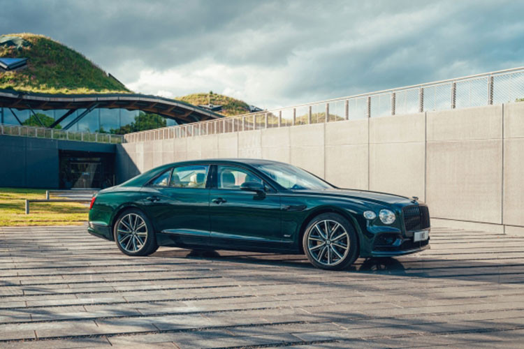 Chưa hết, các bánh xe làm từ sợi carbon còn cung cấp hiệu suất phanh tốt hơn, đồng thời giảm bớt mức độ hao mòn của lốp xe. Hiện tại, Bentley chưa tiết lộ giá bán của bộ mâm carbon 22 inch mới dành cho Bentayga, nhưng khách hàng có thể bắt đầu đặt mua tùy chọn này vào cuối năm nay.