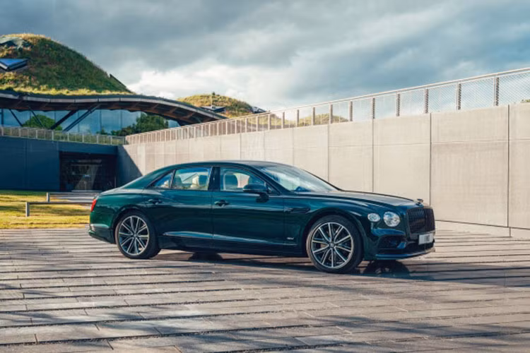 Chưa hết, các bánh xe làm từ sợi carbon còn cung cấp hiệu suất phanh tốt hơn, đồng thời giảm bớt mức độ hao mòn của lốp xe. Hiện tại, Bentley chưa tiết lộ giá bán của bộ mâm carbon 22 inch mới dành cho Bentayga, nhưng khách hàng có thể bắt đầu đặt mua tùy chọn này vào cuối năm nay.