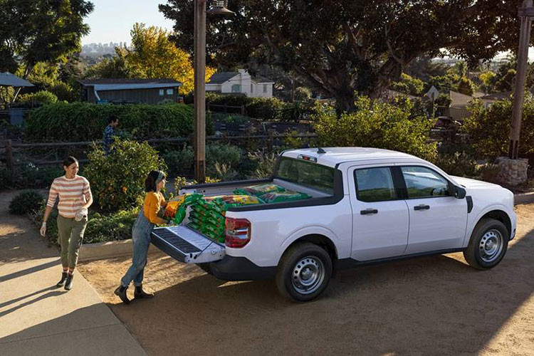 Vì là bản tiêu chuẩn nên Maverick XL có ngoại hình không được chăm chút nhiều, tất cả đều rất cơ bản, đủ dùng. Xe sở hữu lưới tản nhiệt đen, không có chi tiết trang trí chrome ở giữa như bản cao cấp. Bộ mâm thép 17 inch tuy không đẹp mắt nhưng thực dụng.