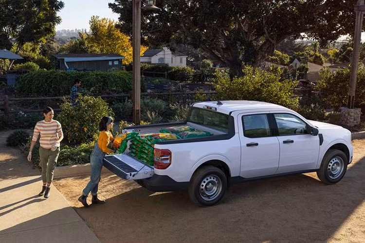 Vì là bản tiêu chuẩn nên Maverick XL có ngoại hình không được chăm chút nhiều, tất cả đều rất cơ bản, đủ dùng. Xe sở hữu lưới tản nhiệt đen, không có chi tiết trang trí chrome ở giữa như bản cao cấp. Bộ mâm thép 17 inch tuy không đẹp mắt nhưng thực dụng.
