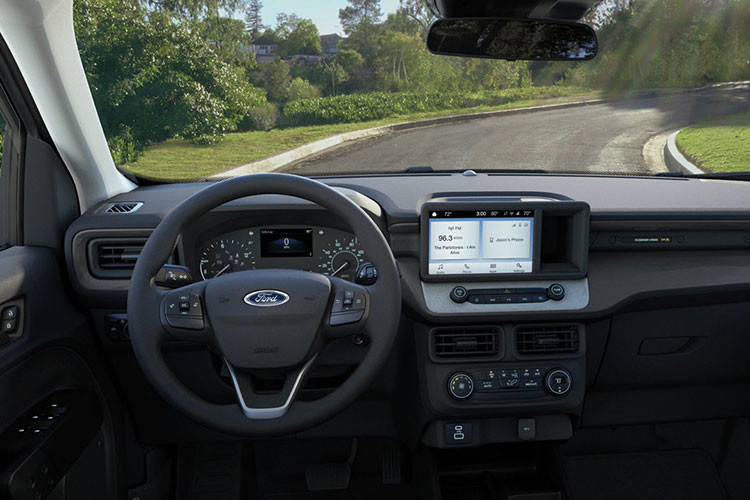 Cửa sổ, khóa cửa đều chỉnh điện và còn có điều hòa nhiệt độ. Do đó, dù là bản tiêu chuẩn nhưng Maverick XL không quá thô kệch như xe tải. Hộp số vô cấp CVT. Hệ dẫn động cầu trước. Đặc biệt mức tiêu hao nhiên liệu theo công bố là 5,8 lít/100 km, chỉ tương đương các mẫu xe hạng B.