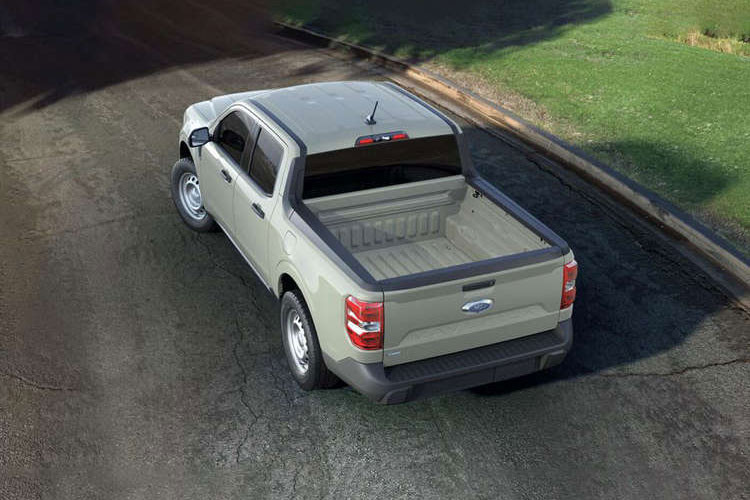 Trong danh mục sản phẩm, mẫu xe bán tải Ford Maverick nằm dưới Ranger nên không lạ khi xe có ngoại hình nhỏ bé hơn hẳn đàn anh. Cụ thể, xe có chiều dài 5.072 mm, cao 1.744 mm, Maverick ngắn hơn Ranger 281 mm, thấp hơn 53 mm.