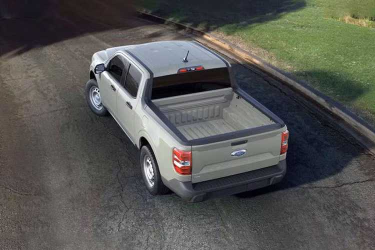 Trong danh mục sản phẩm, mẫu xe bán tải Ford Maverick nằm dưới Ranger nên không lạ khi xe có ngoại hình nhỏ bé hơn hẳn đàn anh. Cụ thể, xe có chiều dài 5.072 mm, cao 1.744 mm, Maverick ngắn hơn Ranger 281 mm, thấp hơn 53 mm.