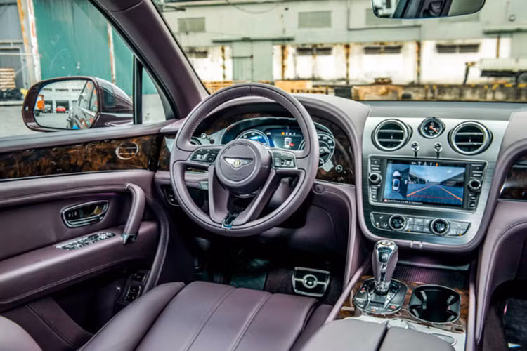 Bên trong khoang lái của chiếc xe Bentley Bentayga V8 chính hãng mang màu sơn xanh Neptune hàng độc có điểm nhấn là cặp số 1929-2019 xuất hiện trên bậc cửa xe. Tuy nhiên, không rõ nội thất xe được phối theo màu sắc nào nhưng chắc chắn sẽ xuất hiện nhiều chi tiết thể hiện đây là 1 chiếc xe Bentley Bentayga V8 bản 100 năm kỷ niệm.