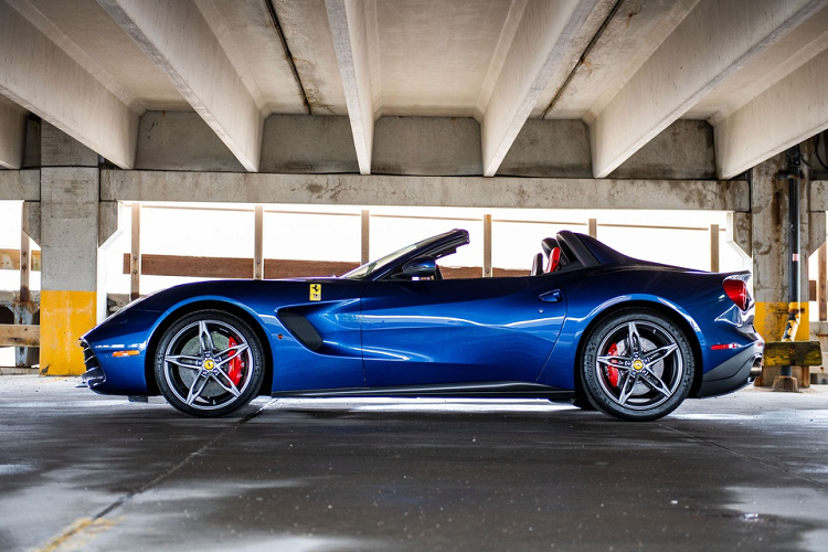 Tại thời điểm ra mắt, Ferrari F60 America có mức giá khởi điểm từ 2,5 triệu USD. Con số này cao hơn rất nhiều so với mức giá công bố của F12berlinetta lúc bấy giờ, vốn chỉ 320.000 USD.