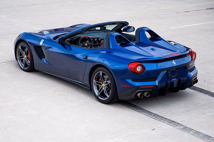 Chỉ có 10 chiếc Ferrari F60 America hàng hiếm được sản xuất dành riêng cho những khách hàng trung thành của thương hiệu này tại Mỹ, cũng bằng với số lượng Ferrari 275 GTB/4S NART đã được sản xuất.