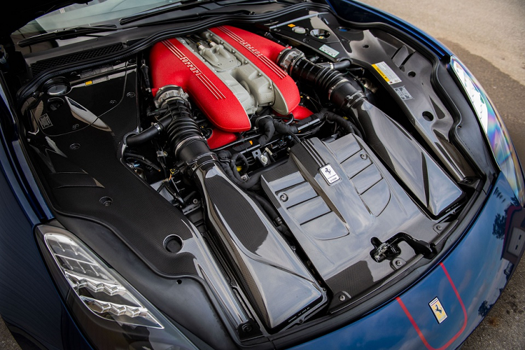 Về mặt vận hành, xe vẫn sử dụng chung khung gầm hợp kim nhôm và động cơ của F12berlinetta. Khối động cơ V12 dung tích 6.3L sản sinh công suất 740 mã lực và mô-men xoắn 690 Nm.