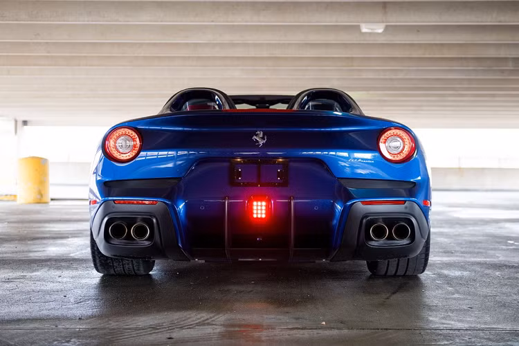 Đi kèm với động cơ này là hộp số 7 cấp ly hợp kép F1 DCT. Tương tự với F12berlinetta, Ferrari F60 America có khả năng tăng tốc từ 0 lên 100 km/h chỉ trong 3,1 giây.