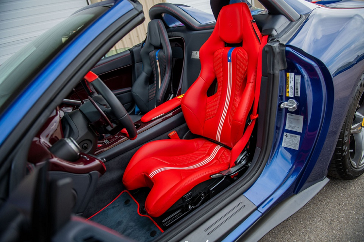 Không gian bên trong cũng đậm chất Mỹ với họa tiết quốc kỳ Mỹ chạy dọc lưng ghế. Đặc biệt, ghế lái có màu đỏ, trong khi ghế hành khách lại màu đen.