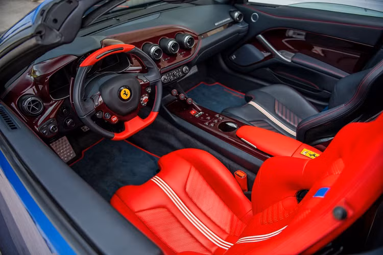 Nội thất của F60 America tương đồng với F12berlinetta, tuy nhiên màu sắc và chất liệu cấu thành được chăm chút tỉ mỉ hơn, đơn cử như ốp nội thất là sợi carbon có màu đỏ.