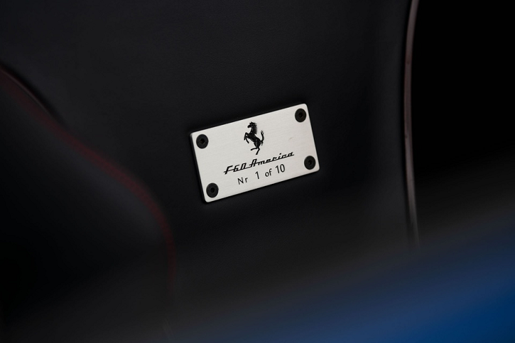 Giữa 2 ghế là tấm kim loại được khắc dòng chữ “F60 America Nr 1 of 10”, cùng logo ngựa chồm đặc trưng của Ferrari.