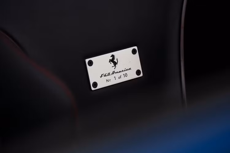 Giữa 2 ghế là tấm kim loại được khắc dòng chữ “F60 America Nr 1 of 10”, cùng logo ngựa chồm đặc trưng của Ferrari.