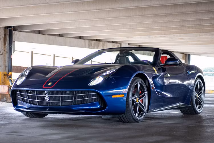 Siêu xe 7 năm tuổi này hiện được RM Sotheby’s đấu giá với odo dừng tại mức 3.388 km. Giá bán kỳ vọng của RM Sotheby’s dành cho F60 America vào khoảng 3,5-4,5 triệu USD.