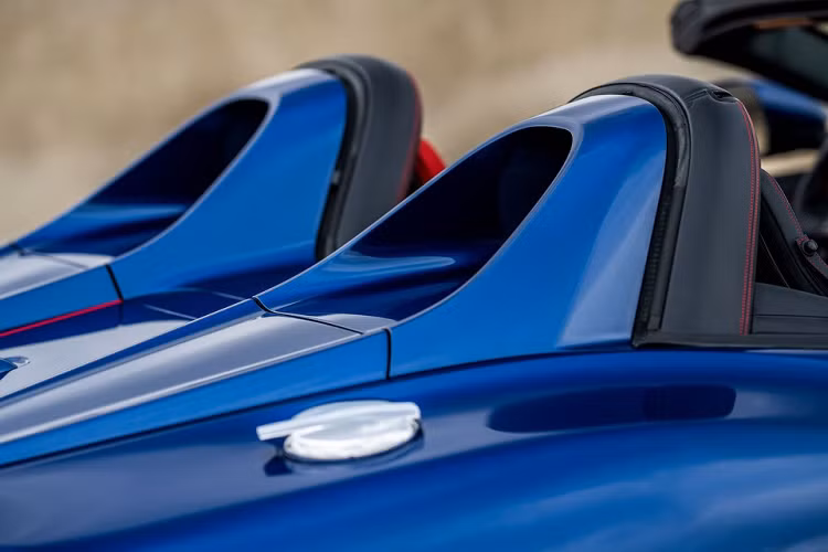 Phong cách cổ điển cũng được thể hiện ở khung chống lật đặt sau tựa đầu và cánh lướt gió cỡ nhỏ dạng đuôi vịt. Khách hàng có thể lựa chọn giữa chất liệu mui bạt hoặc sợi carbon.